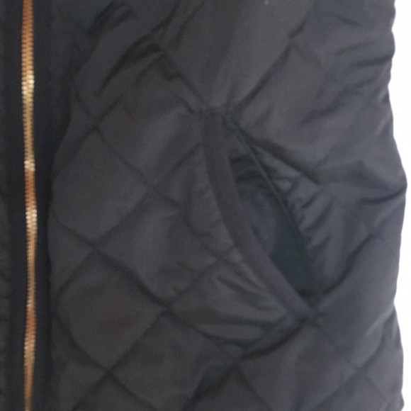 Women’ puffer black quilted vest. Gold zipper and slit pockets. - Picture 2 of 3